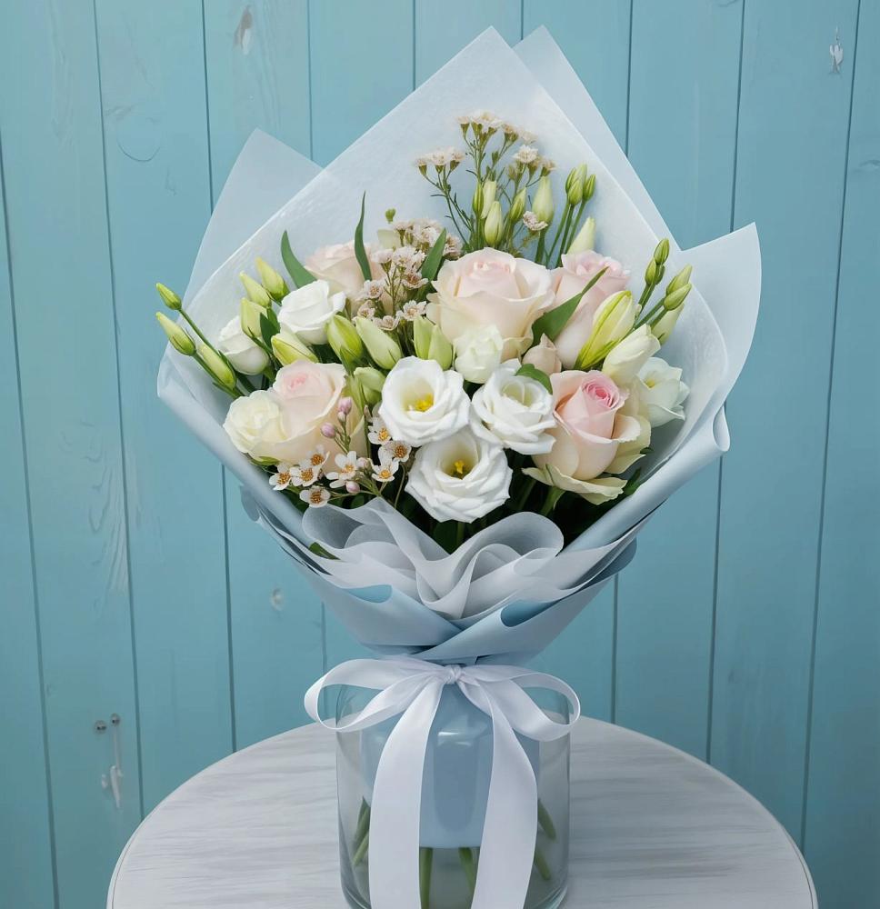 Букет цветов из: Розы и Лизиантусы в Молчаново