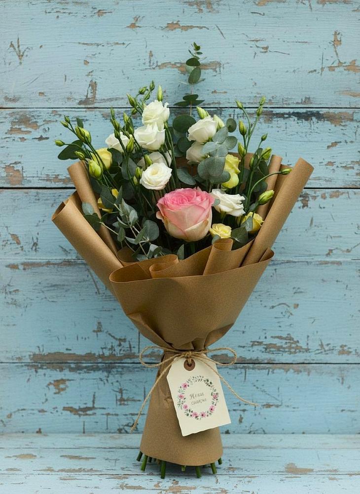 Букет цветов из: Розы и Лизиантусы в Молчаново