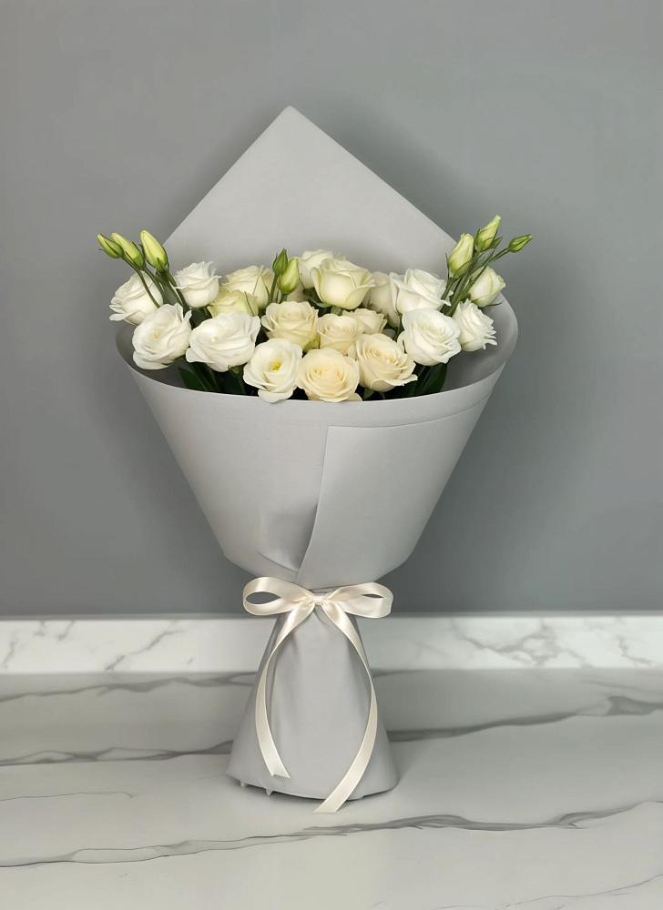 Букет цветов из: Розы и Лизиантусы в Молчаново