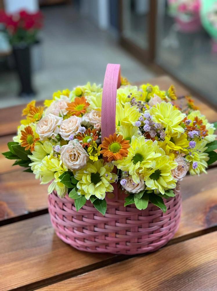 Цветочная композиция из Хризантемы и Розы в корзине в Молчаново