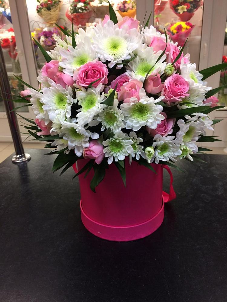 Цветочная композиция из Розы и Хризантемы в шляпной коробке в Молчаново