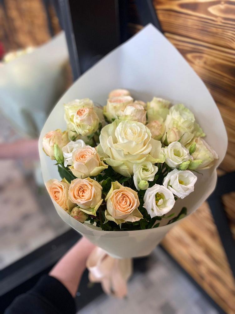 Букет цветов из: Розы и Лизиантусы в Молчаново